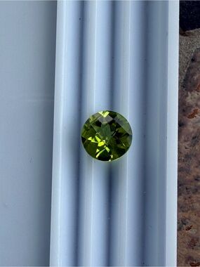 Round Faceted Peridot Green Gemstone 3.62 carats